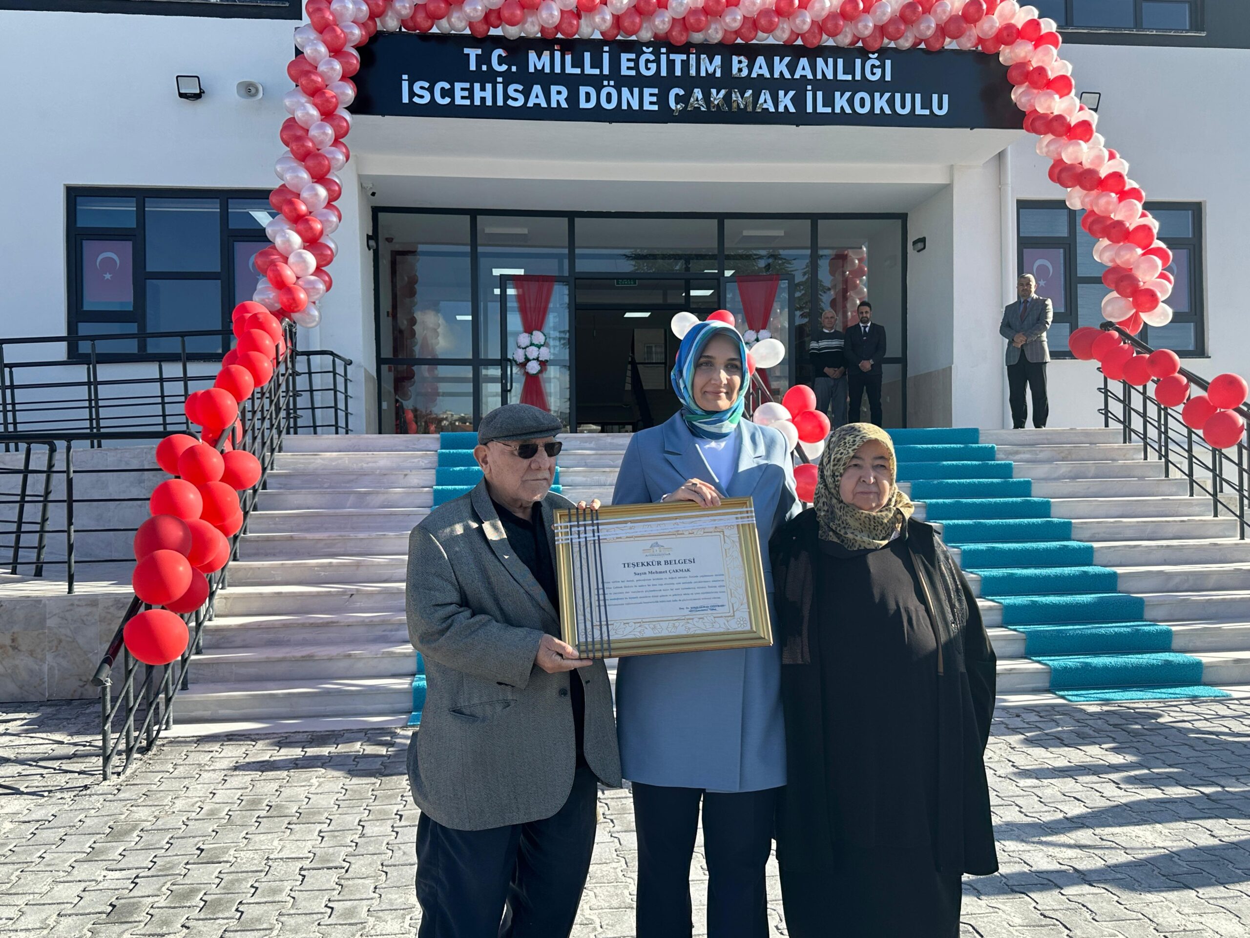 Afyonkarahisar’ın İscehisar ilçesinde bir hayırsever tarafından yaptırılan Döne Çakmak İlkokulu,