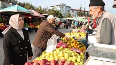 İscehisar Belediye Başkanı Seyhan Kılınçarslan, ilçe pazar yerinde kurulan semt