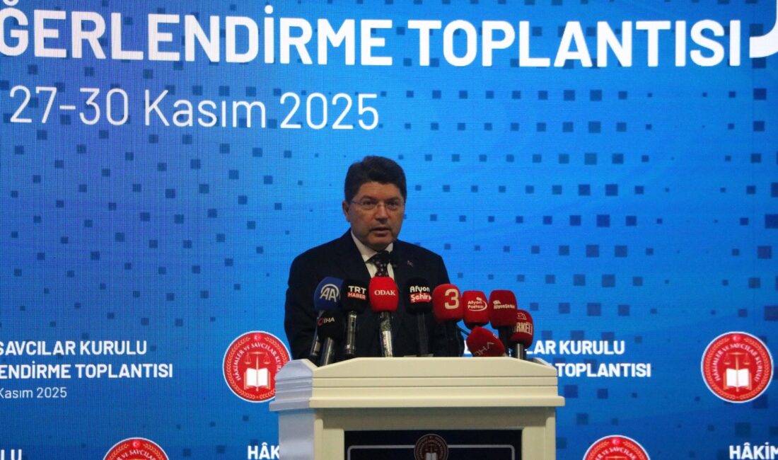 Toplantının açılışında, hakimler ve savcılar kurulu üyeleri, teftiş kurulu mensupları,