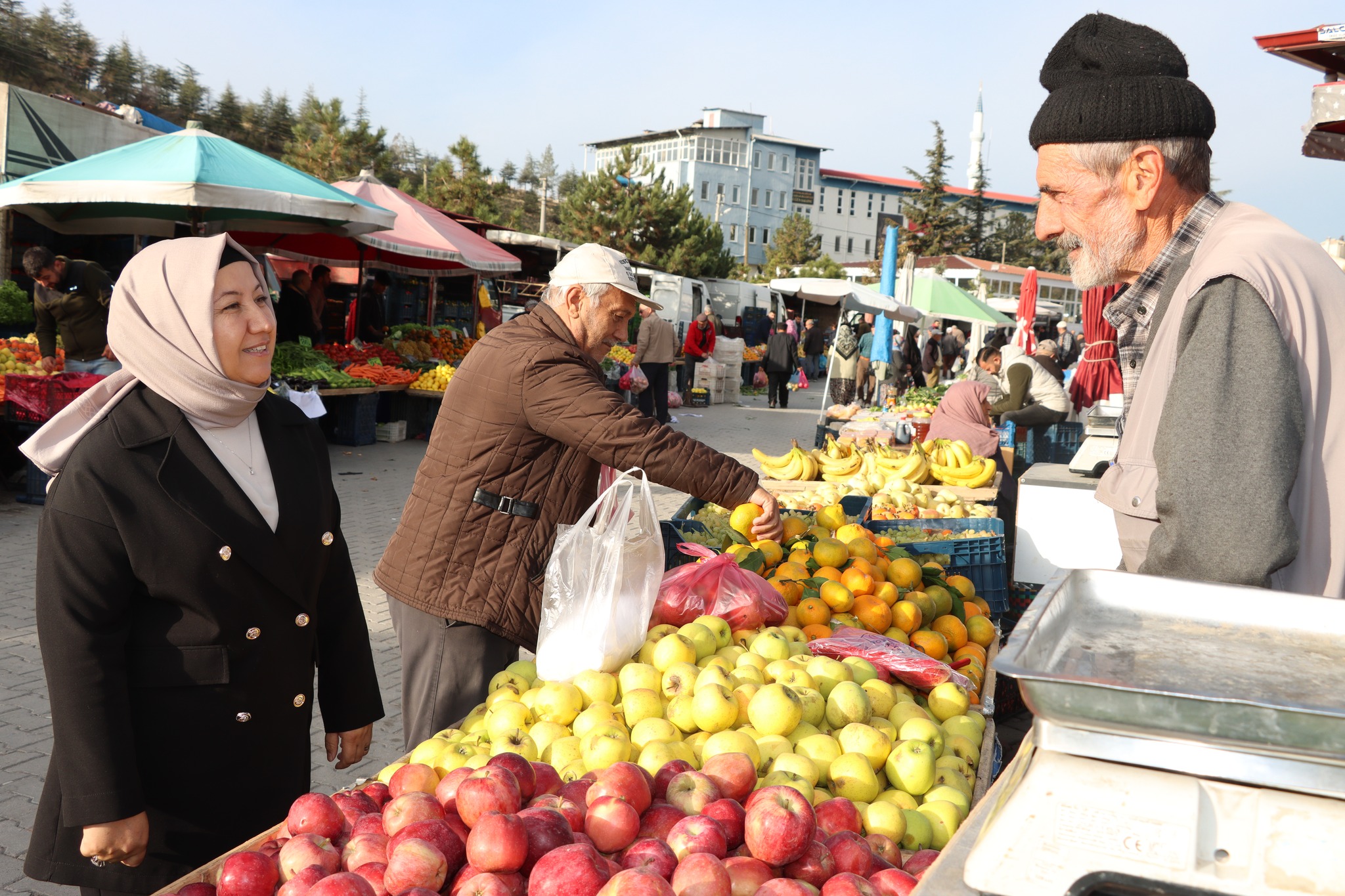 İscehisar Belediye Başkanı Seyhan Kılınçarslan, ilçe pazar yerinde kurulan semt