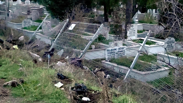 Çorlu ilçesinde kontrolden çıkan bir otomobil, mezarlığa girerek bazı mezar