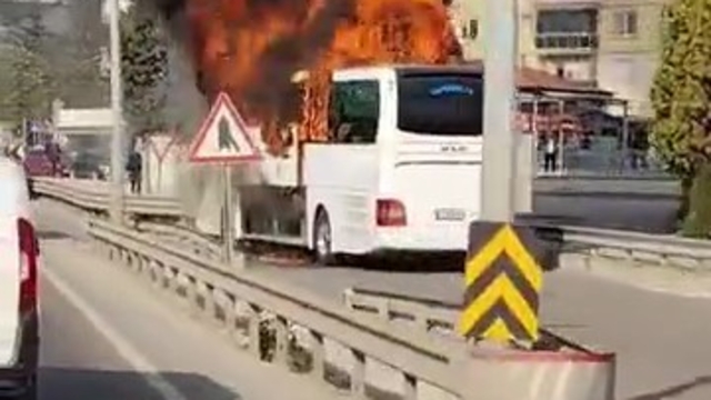 D-100 kara yolu üzerinde servisten yeni çıkan bir yolcu otobüsü