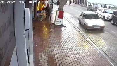 Balıkesir Edremit’te şarküteri işletmecisi Zafer Soykara, iş yerinin önünü süpürdüğü