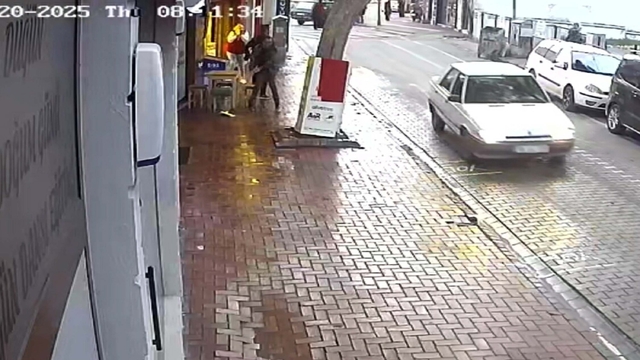 Balıkesir Edremit’te şarküteri işletmecisi Zafer Soykara, iş yerinin önünü süpürdüğü