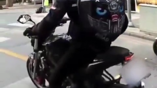 Denizli’de kırmızı ışık ihlali yapan ve plakasını gizleyen motosiklet sürücüsü,