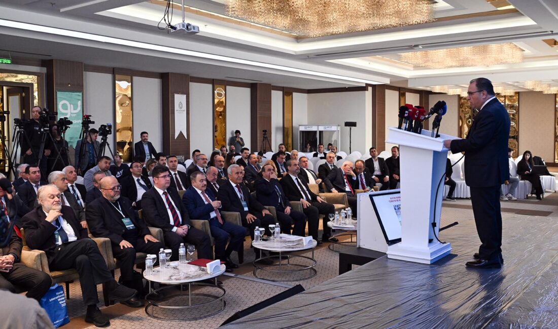 Afyonkarahisar’da düzenlenen Türk Dünyası 1. Su Çalıştayı açılış töreninde konuşan