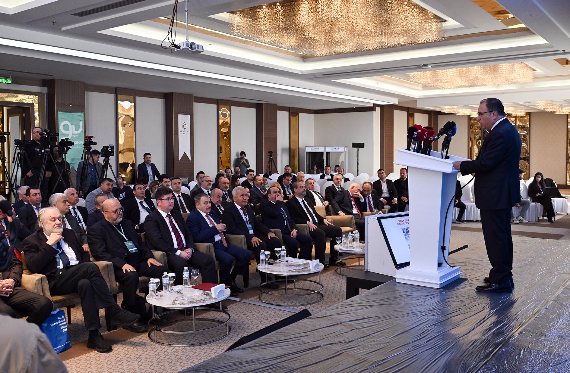 Afyonkarahisar’da düzenlenen Türk Dünyası 1. Su Çalıştayı açılış töreninde konuşan