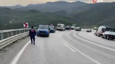 Bursa’da bir tırın direksiyon hakimiyetini kaybetmesi sonucu uçuruma yuvarlanması sonucu