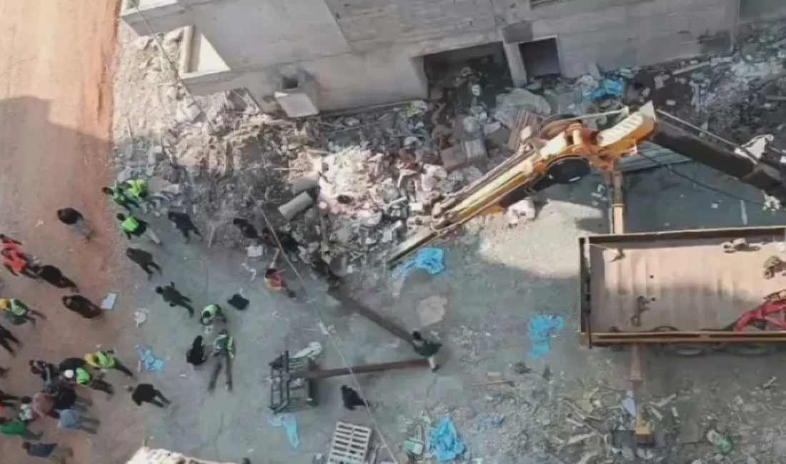 Hatay’da bir şantiyede 25 metrelik vinç kırıldı, 2 işçi metrelerce