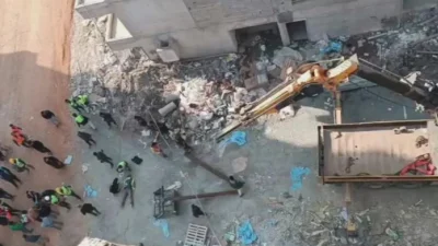 Hatay’da bir şantiyede 25 metrelik vinç kırıldı, 2 işçi metrelerce