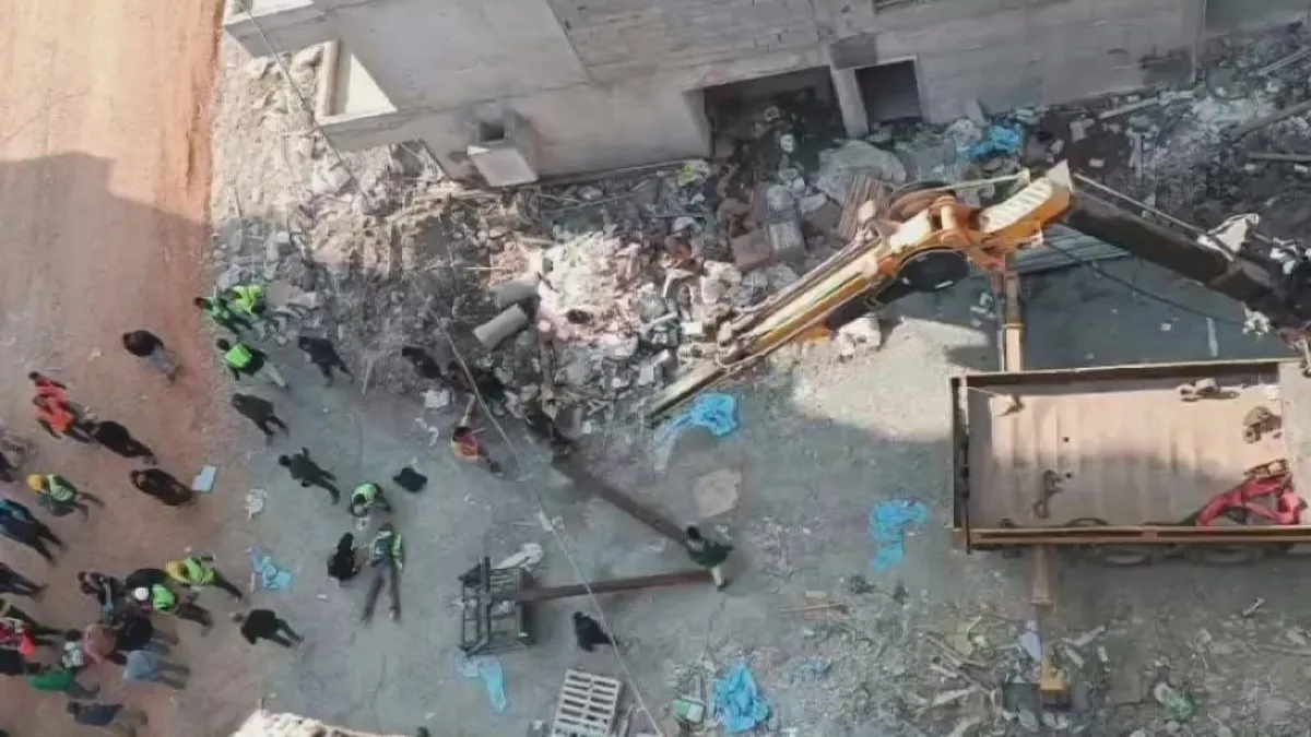 Hatay’da bir şantiyede 25 metrelik vinç kırıldı, 2 işçi metrelerce