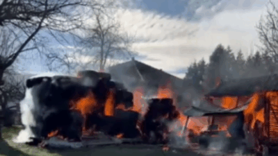 Sakarya Hendek’te bir evde çıkan yangın bitişiğindeki samanlığa sıçradı. Ev