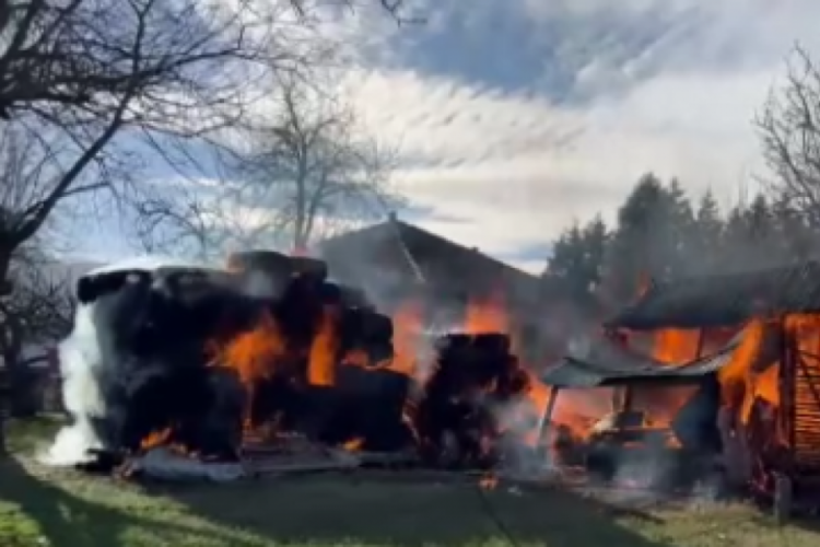 Sakarya Hendek’te bir evde çıkan yangın bitişiğindeki samanlığa sıçradı. Ev