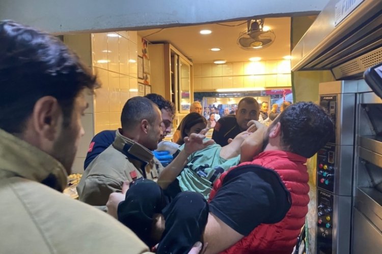 Hatay’ın İskenderun ilçesinde bir çocuğun eli hamur karıştırma makinesine sıkıştı.