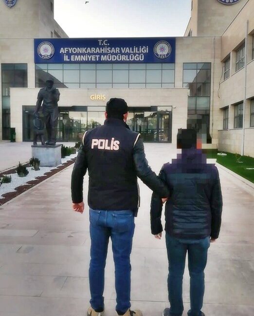 Afyonkarahisar'da FETÖ terör örgütüne yönelik yapılan operasyonda biri aktif kamu