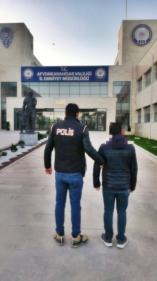 Afyonkarahisar'da FETÖ terör örgütüne yönelik yapılan operasyonda biri aktif kamu