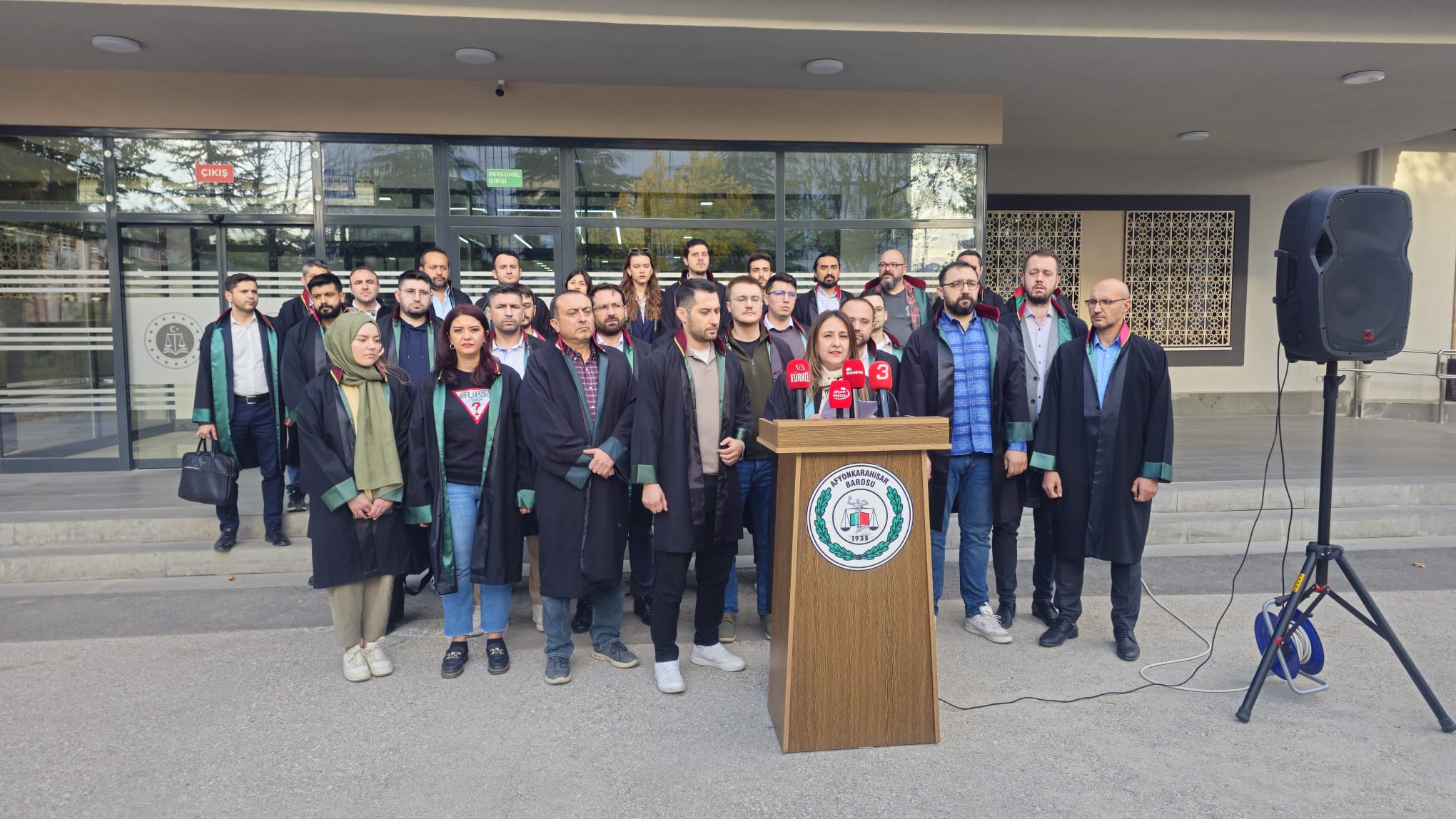 Afyonkarahisar’da geçtiğimiz günlerde, görevini yerine getirdiği sırada saldırıya uğrayan Avukat