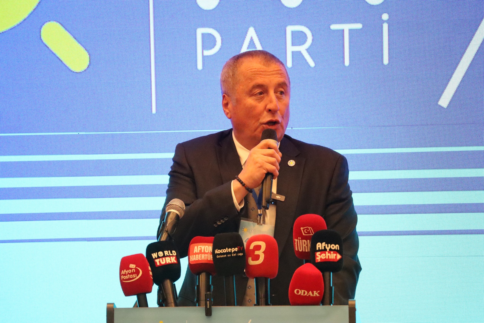İYİ Parti Genel Başkan Yardımcısı ve Afyonkarahisar Milletvekili Hakan Şeref
