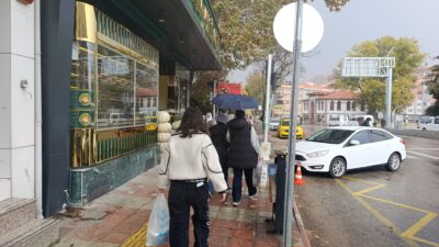 Afyonkarahisar'da meteorolojinin uyarıları sonrası beklenen yağmur yağışı öğle saatlerinde başladı.