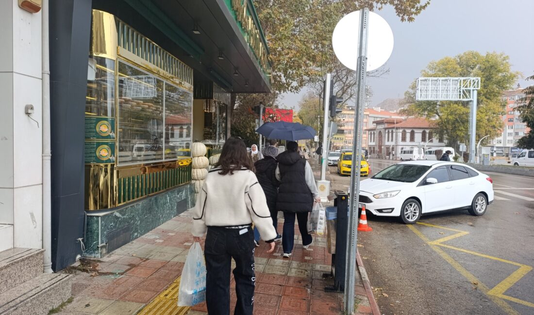Kentte beklenen yağış öğle saatlerinde başladı. Güne kapalı ve soğuk