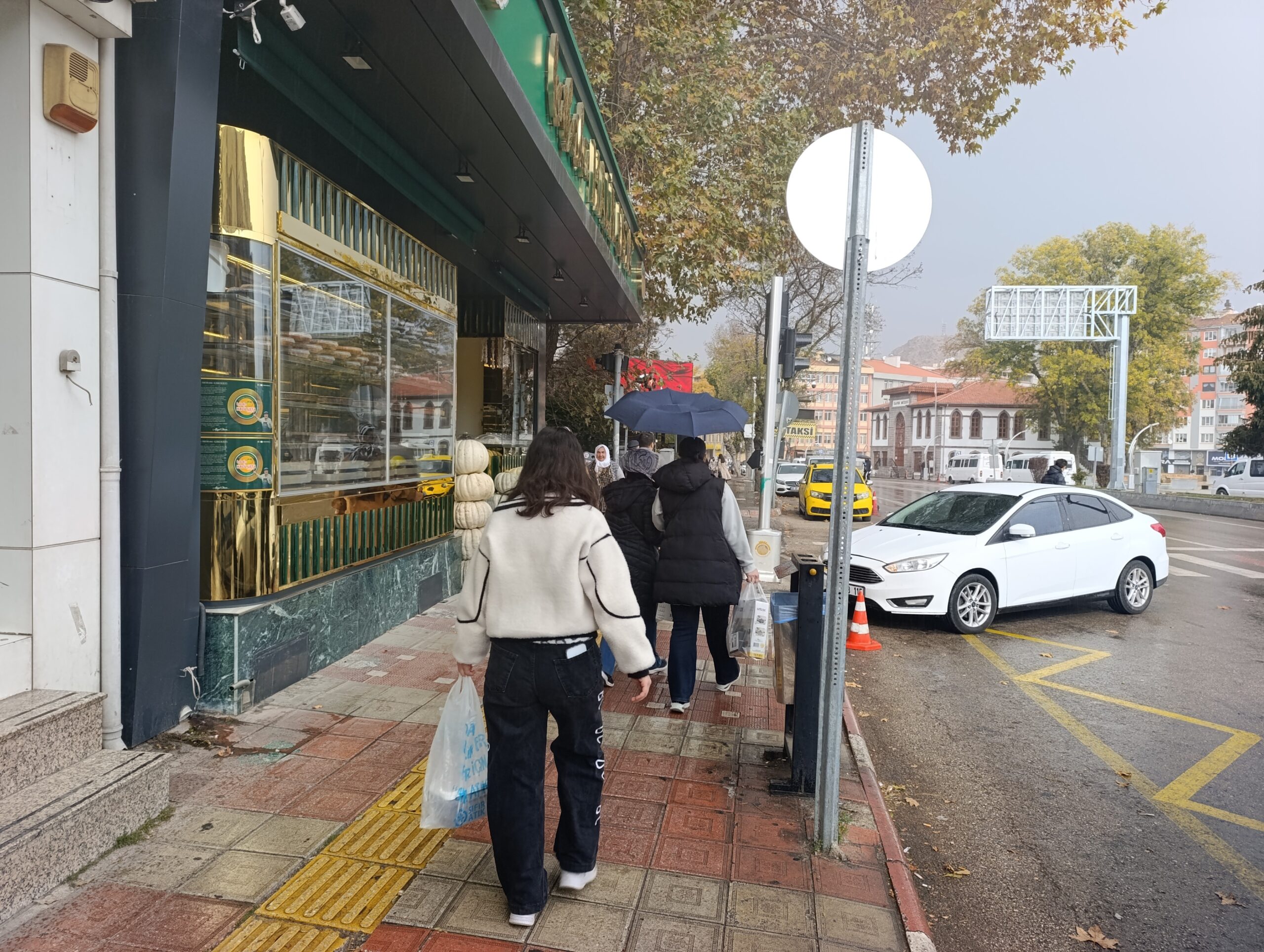 Afyonkarahisar'da meteorolojinin uyarıları sonrası beklenen yağmur yağışı öğle saatlerinde başladı.