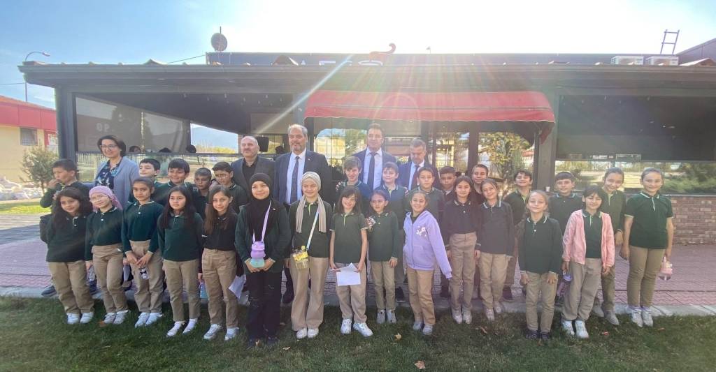 Hisarbank 100. Yıl İlkokulu 4-C Sınıfı öğrencileri, AFSÜ Rektörü Prof.