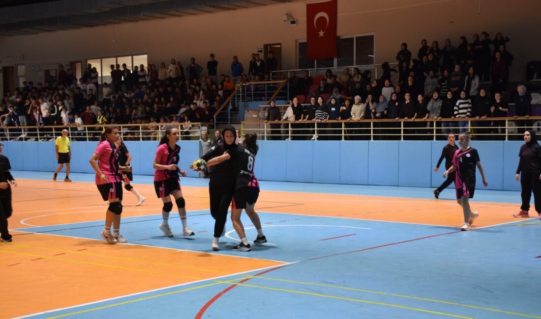 Çiğiltepe Spor Salonu’nda gerçekleştirilen karşılaşmalar, hentbolseverlerden büyük ilgi gördü. Tribünleri