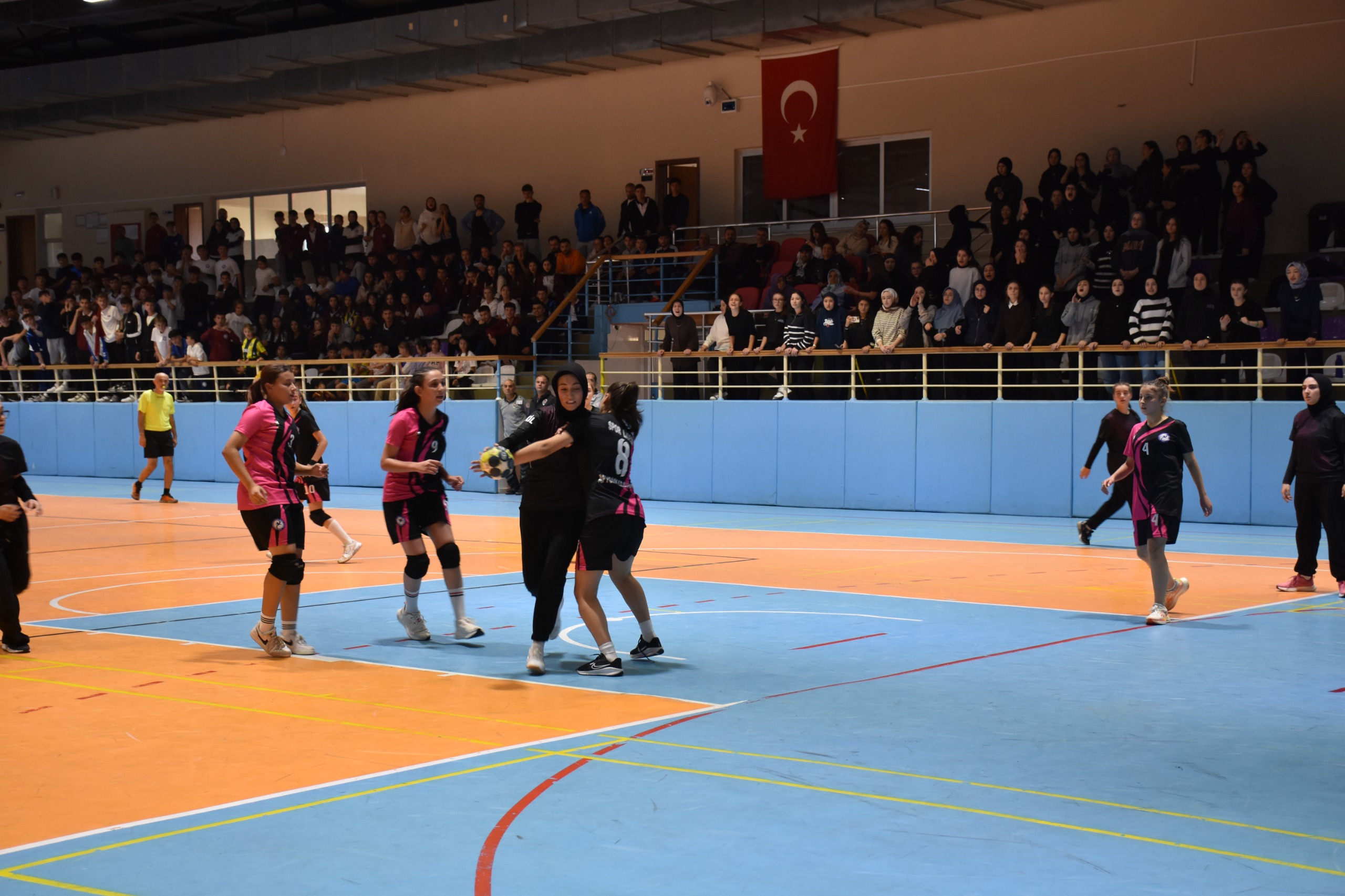 Çiğiltepe Spor Salonu’nda gerçekleştirilen karşılaşmalar, hentbolseverlerden büyük ilgi gördü. Tribünleri