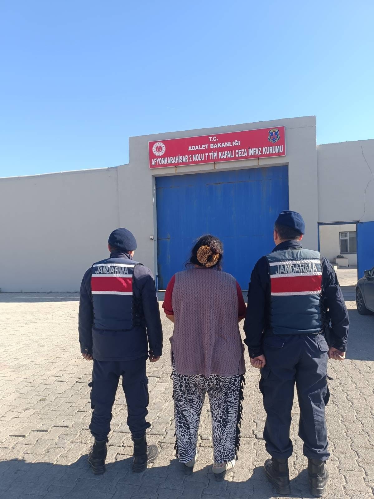 Afyonkarahisar'da çeşitli suçlardan aranan 43 kişi jandarma tarafından yakalanırken, şahıslardan