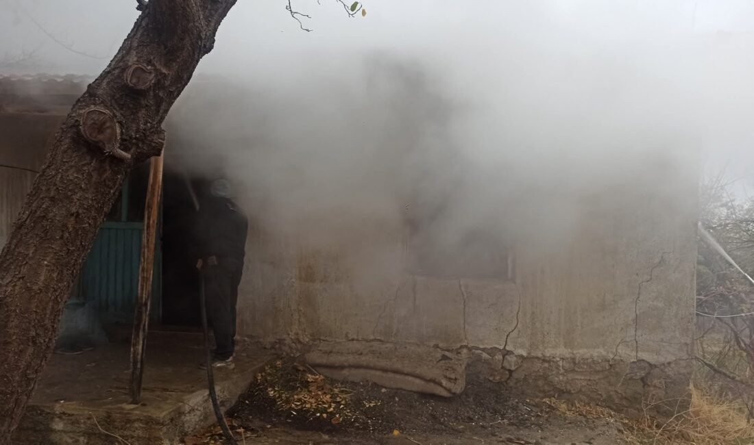 Afyonkarahisar’ın Şuhut ilçesine bağlı Karaadilli beldesinde yaşanan ev yangını itfaiye