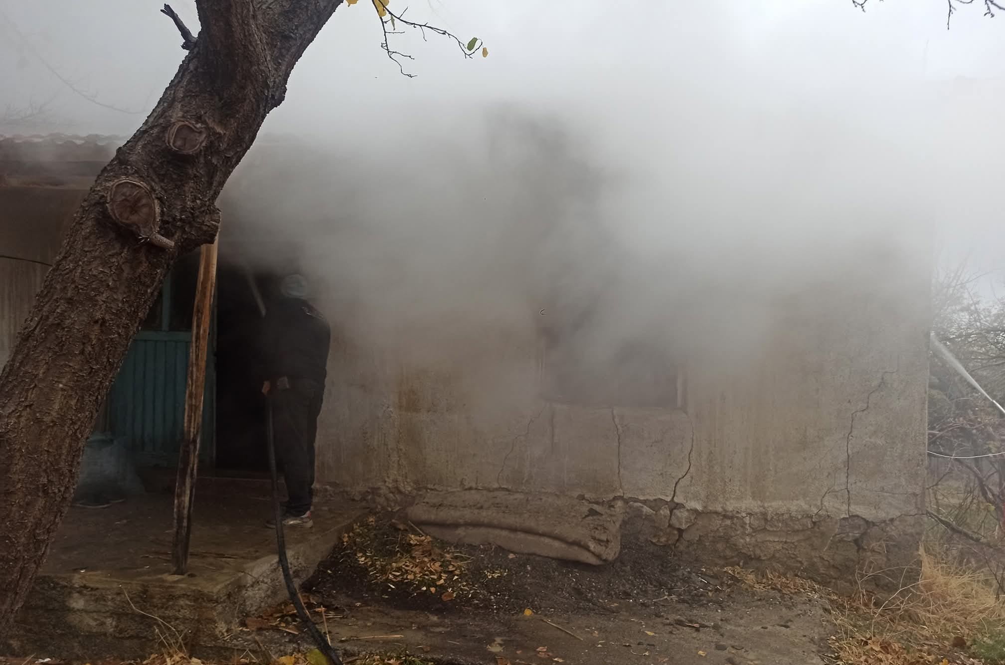 Afyonkarahisar’ın Şuhut ilçesine bağlı Karaadilli beldesinde yaşanan ev yangını itfaiye