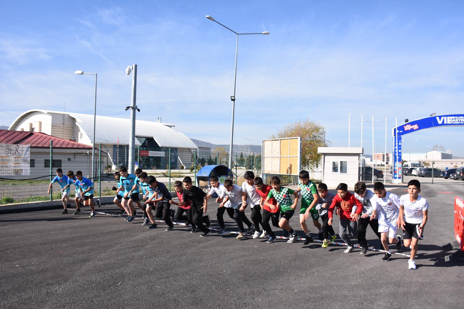 Afyonkarahisar’da düzenlenen Bölgesel Kros İl ve İlçe Karması Atletizm Müsabakaları,