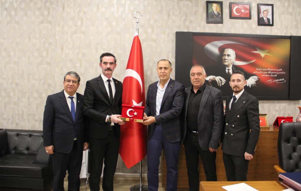 İlk olarak İl Sağlık Müdürü Dr. Hakkı Öztürk’ü makamında ziyaret