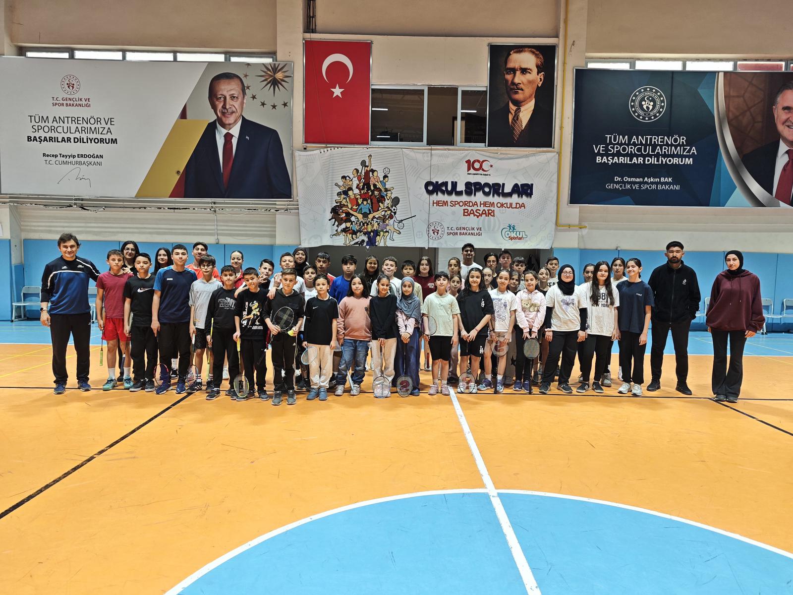 24 Kasım Öğretmenler Günü etkinlikleri kapsamında düzenlenen ferdi badminton turnuvası,
