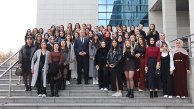 Öğrencilerin sorularını yanıtlayan Olgun, gençlerin heyecanı ve Türkiye’nin geleceğine dair