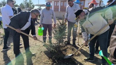 Afyonkarahisar’da, 11 Kasım Milli Ağaçlandırma Günü dolayısıyla düzenlenen fidan dikim