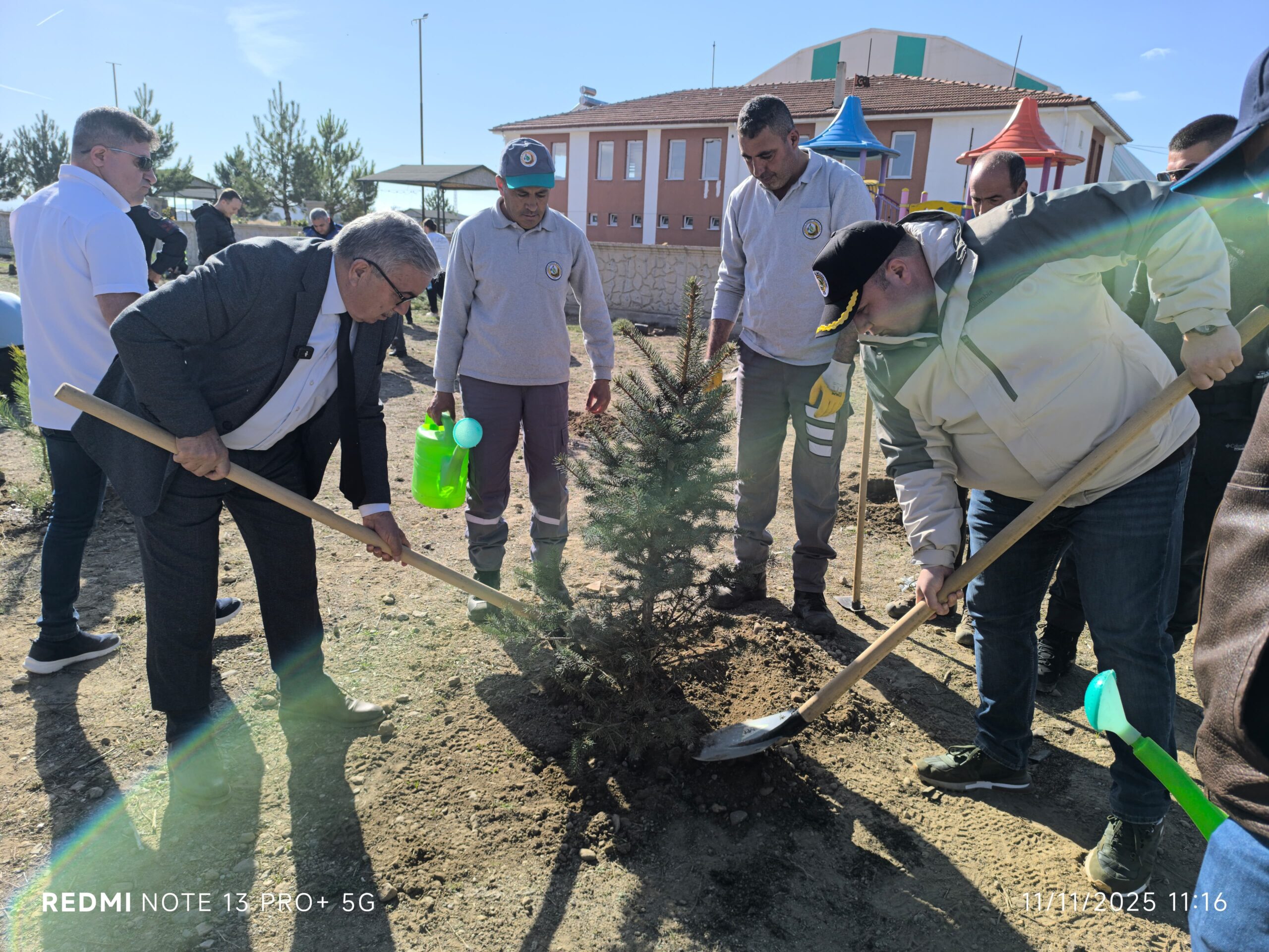 Afyonkarahisar’da, 11 Kasım Milli Ağaçlandırma Günü dolayısıyla düzenlenen fidan dikim