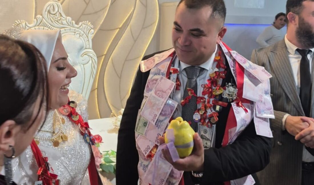 Amasya'da düğünde damat Emre Köse'ye arkadaşları takı yerine kurdeleli ayva