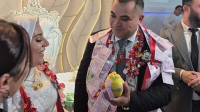 Amasya'da düğünde damat Emre Köse'ye arkadaşları takı yerine kurdeleli ayva