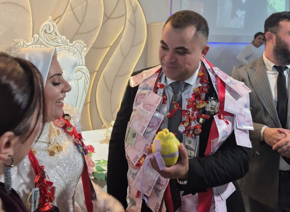 Amasya'da düğünde damat Emre Köse'ye arkadaşları takı yerine kurdeleli ayva