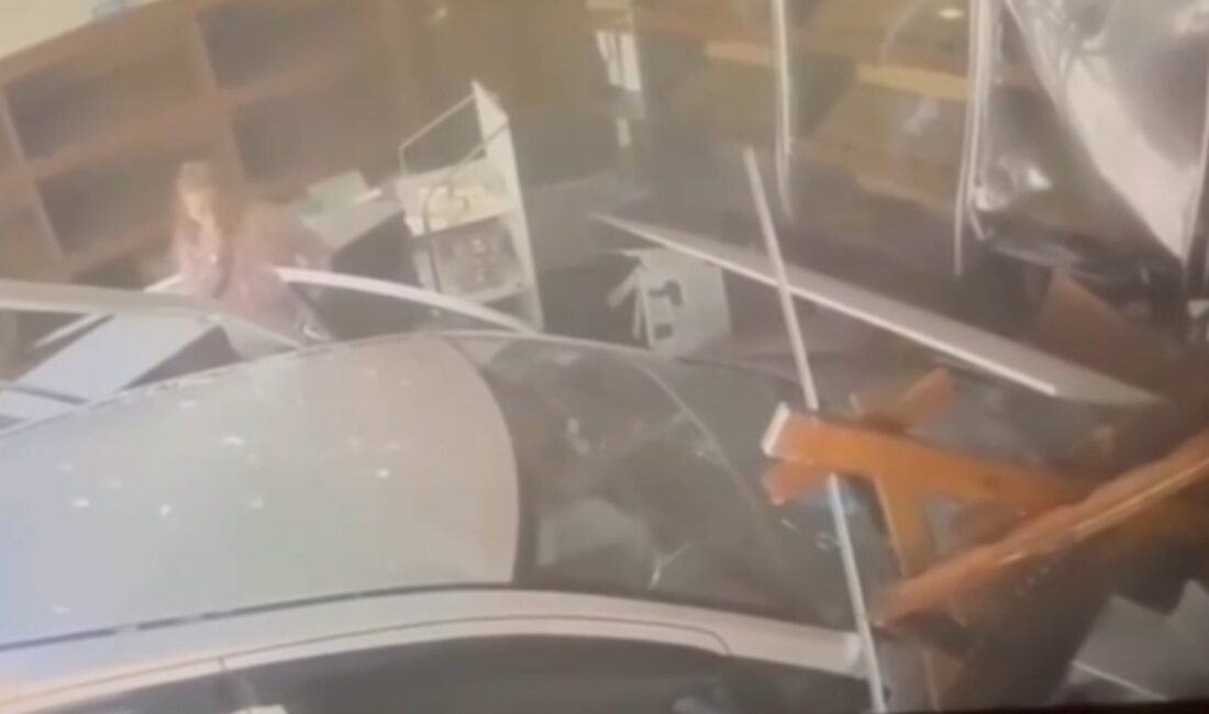 Edirne'de sürücüsünün kontrolünü kaybettiği otomobil ekmek fırınına daldı. Kazada 4