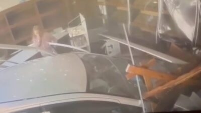 Edirne'de sürücüsünün kontrolünü kaybettiği otomobil ekmek fırınına daldı. Kazada 4