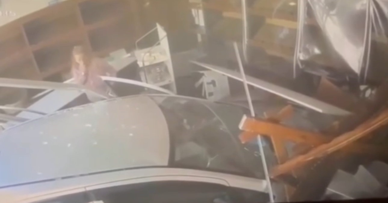 Edirne'de sürücüsünün kontrolünü kaybettiği otomobil ekmek fırınına daldı. Kazada 4