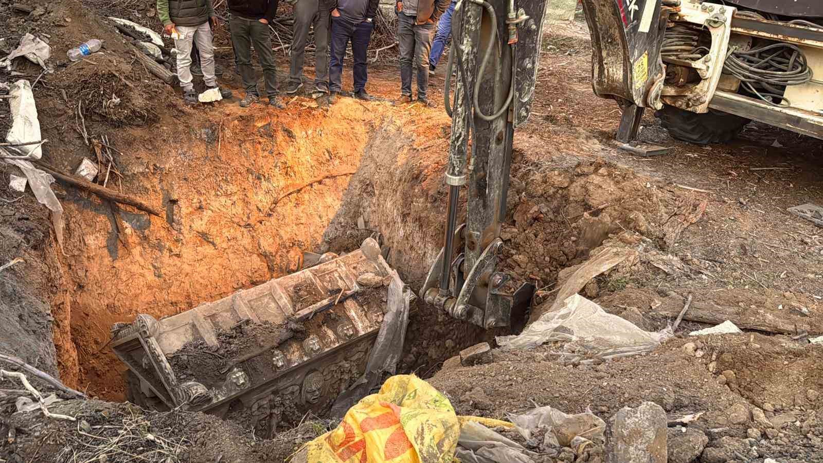 Afyonkarahisar'da JASAT tarafından toprağa gömülü halde bulunan lahidin sahte olduğu