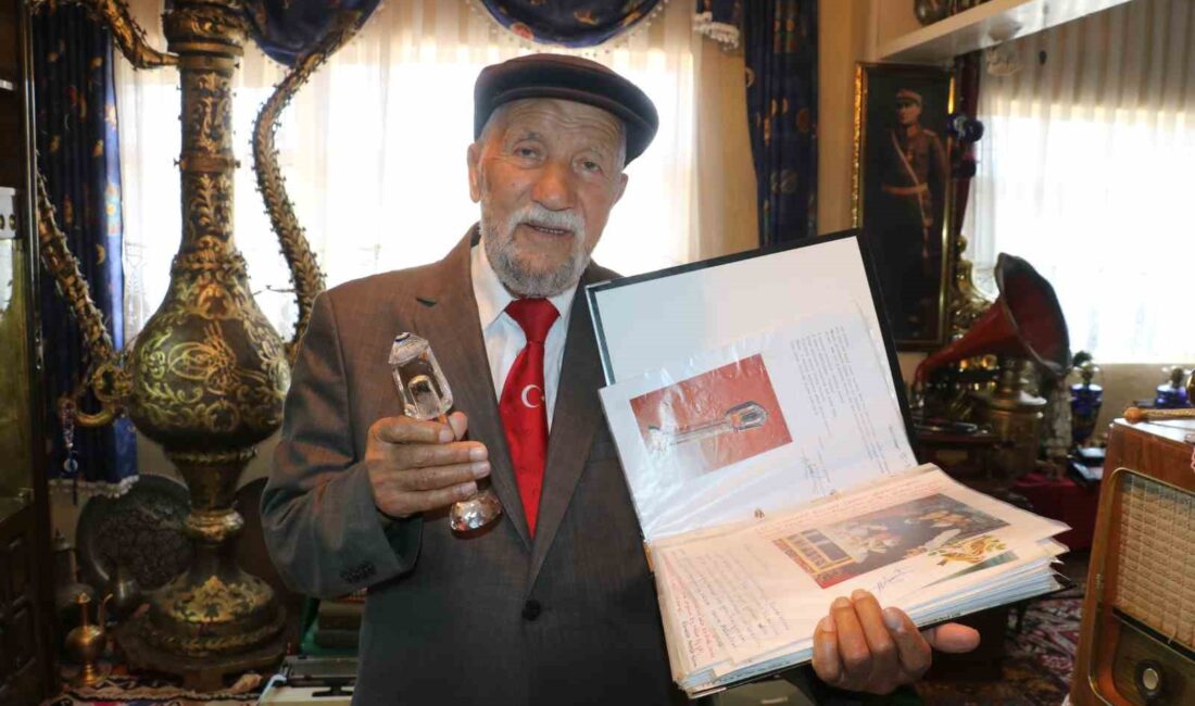 58 yıllık eşine olan sevgisini kristal bibloda sakladığı saç teliyle