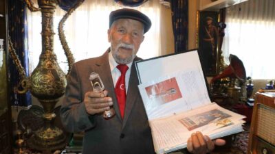 58 yıllık eşine olan sevgisini kristal bibloda sakladığı saç teliyle