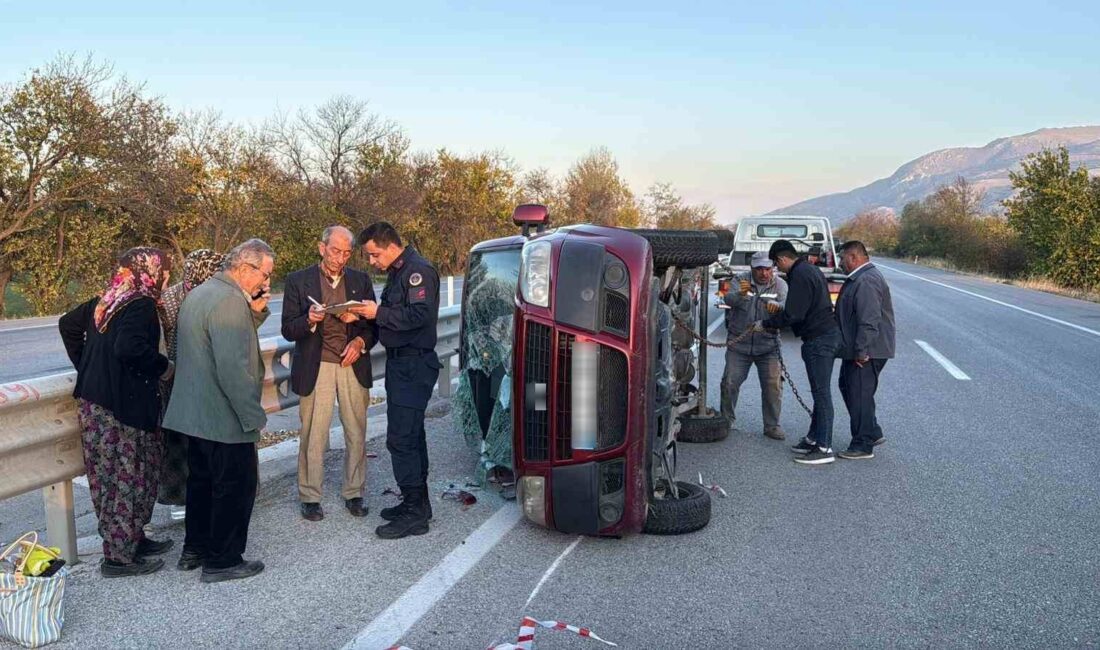 Afyonkarahisar'ın Çay ilçesi yakınlarında kontrolünü kaybeden hafif ticari araç, önce