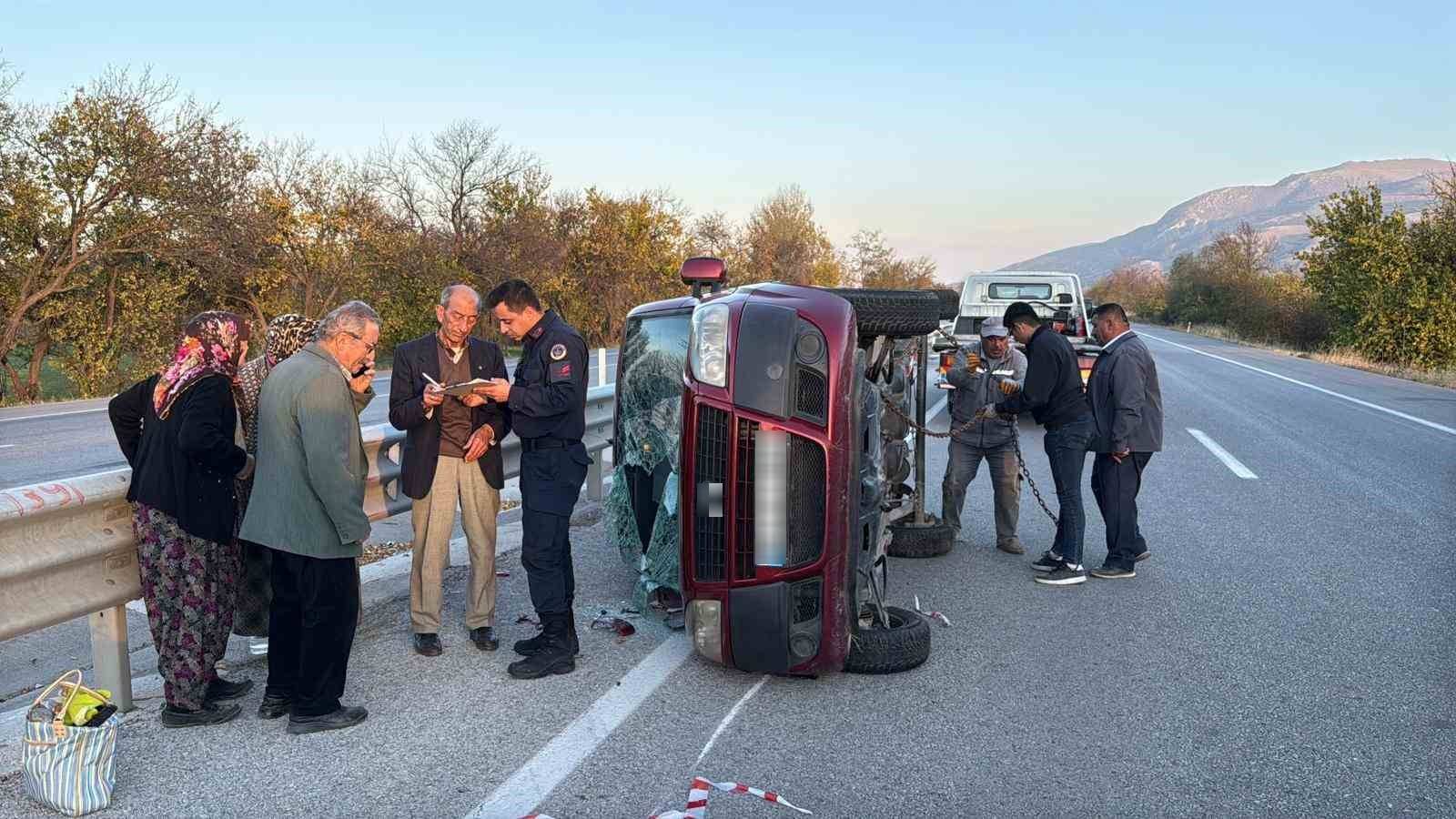 Afyonkarahisar'ın Çay ilçesi yakınlarında kontrolünü kaybeden hafif ticari araç, önce