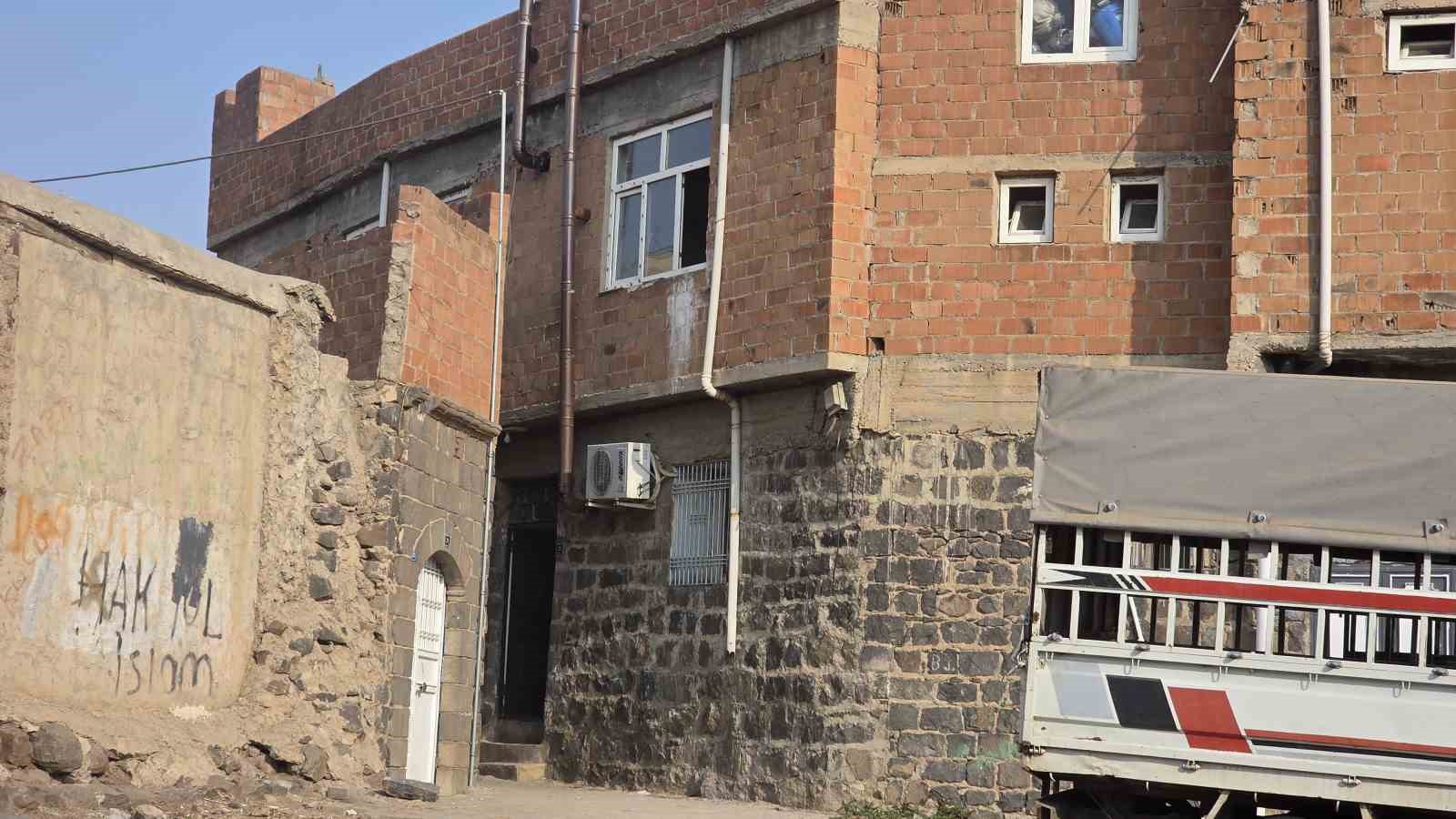 Şanlıurfa’nın Siverek ilçesinde, husumetli olduğu bilinen iki grubun karşı karşıya