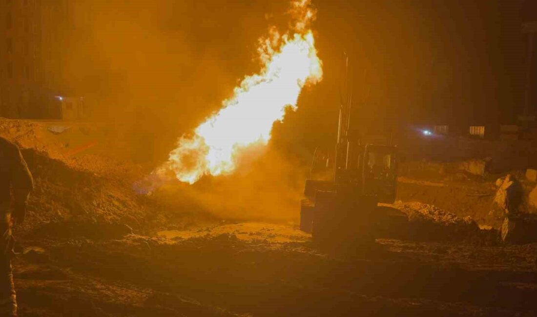 Hatay'ın Defne ilçesi Armutlu Mahallesi'nde yürütülen altyapı çalışmaları sırasında iş